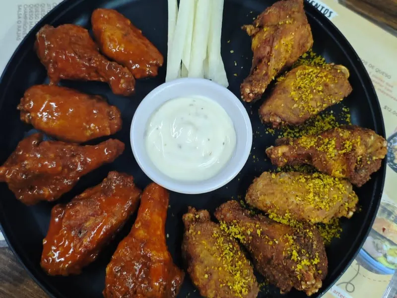 Alitas de varios sabores con aderezo y bastones de jícama