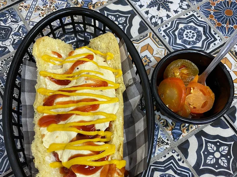 Hot dog con queso, cátsup y mostaza, con rajas aparte