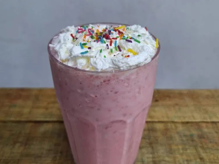 Malteada de fresa con crema batida y chispas