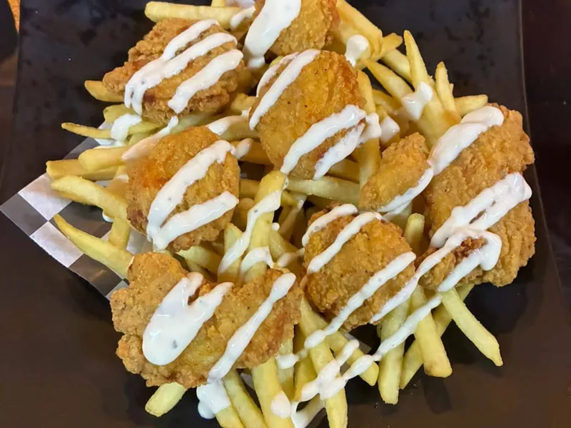 Papa boneless: boneless con aderezo sobre papas a la francesa